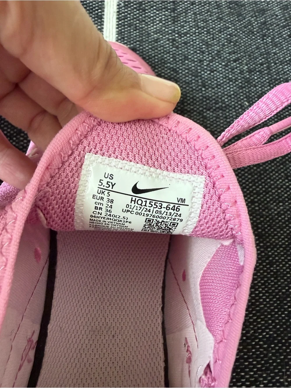Nike AirMax 270 BIG KID 5.5 which is a women’s 6.6/7 runs narrow EUC